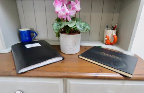 Vale of Glamorgan - Cottage - Sleeps 4 - Parking - Photo 15