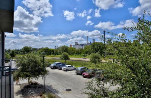 Charming Apartment in Southtown Wifi Pool Gym - Photo 32