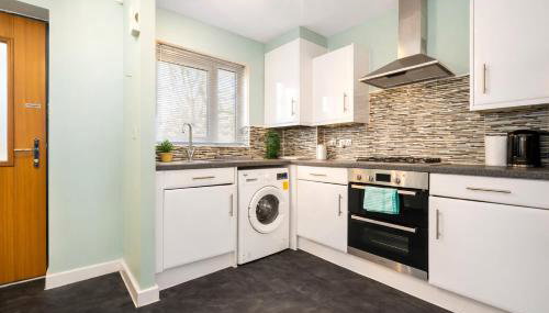 House in Salford with 4 Beds, 3 Doubles & 1 Single - In Salford, 10 mins Uber from Manchester City Centre - Nearby to Old Trafford, Manchester united, Trafford Park, Salford Quays & more - Perfect for Short or Long Stays - With Garden & Parking - Foto 4