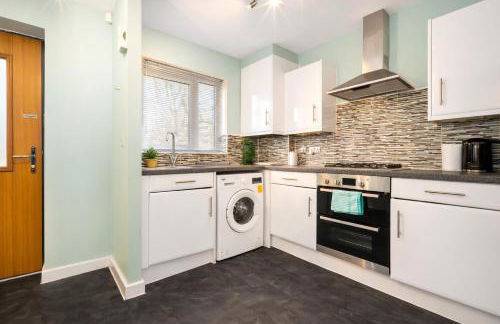2 Bedroom House with 4 Beds, 3 Doubles & 1 Single - In Salford, 10 mins Uber from Manchester City Centre - Located in Salford close to Old Trafford, Manchester united, Trafford Park, Salford Quays & more! With Garden & Parking - By MAEVELA Manchester - Foto 14