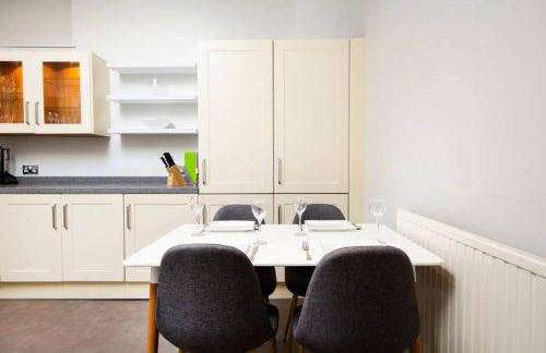 Clifton Spacious 3 Bed Apt & Parking - Simplycheckin - Foto 12