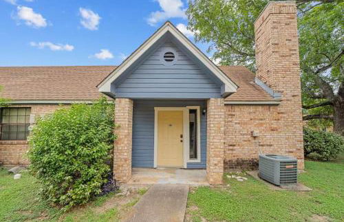 Central Condo 1BR 1BA, Private Patio and Fenced Yard w Parking by Austin Vacay - Foto 5