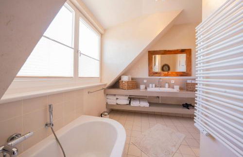 Ferienhaus Peeneblick - exklusives Traumhaus in Direktlage am Wasser mit Bootssteg und Aussensauna - Foto 33