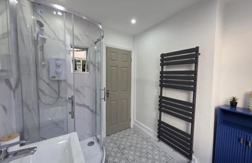 #18 Anfield 5 min walk Sleeps 7 4BR 5Bed 3Bathrms - Photo 16