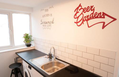 The Wellington - Stylish 3-Bedroom House, Sleeps 8, Ideal for Professionals - Photo 26