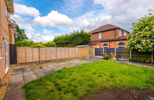 4BR Home for 8, Full Kitchen, Parking, WiFi in Northwich - Photo 28