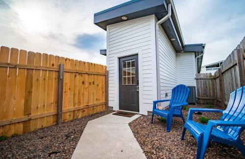 Contemporary 2BR2BA w-King - Den - Private Entry-Yard - Foto 32