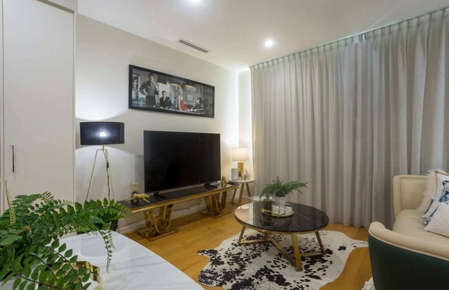 Brilliant 3 Month Corporate Rental With Balcony - Photo 9