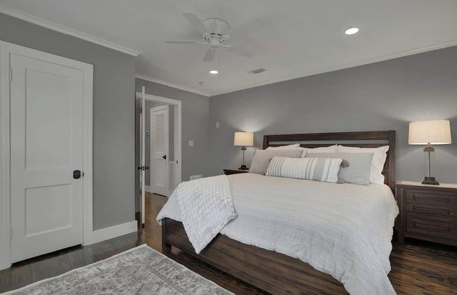 Upscale Home With Pool and Firepit - Close to Mercer St! - Foto 7