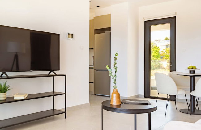 Sanders Eduardovich Limassol - Photo 28