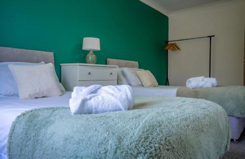 Raymond James Accommodation, sleeps up to 7, free parking, full amenities and garden - Photo 1