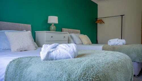 Raymond James Accommodation, sleeps up to 7, free parking, full amenities and garden - Foto 1