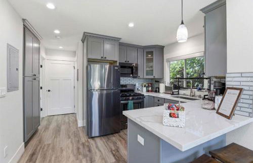 Angie Oasis Yard, Loft & Stocked Kitchen - Photo 5