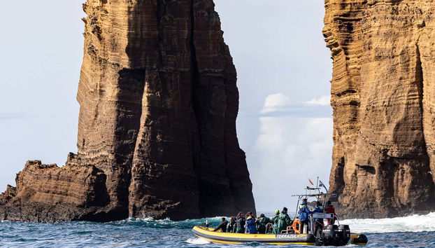 Navegando en zodiac hacia el islote de Vila Franca