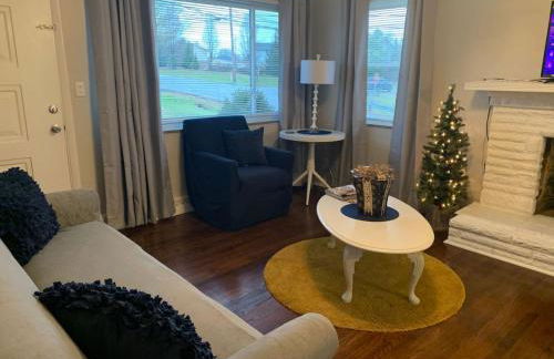 Lovely Retreat Backyard With Deck and entertain room - Photo 1