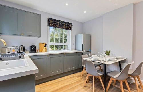 Modern 4 Bed house Ideal for Groups, Contractors near City Airport & O2 Arena, free parking & Wifi included - Foto 27