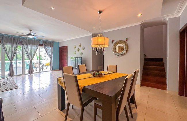 Incredible 3 BR Penthouse w BBQ Jacuzzi - Photo 33