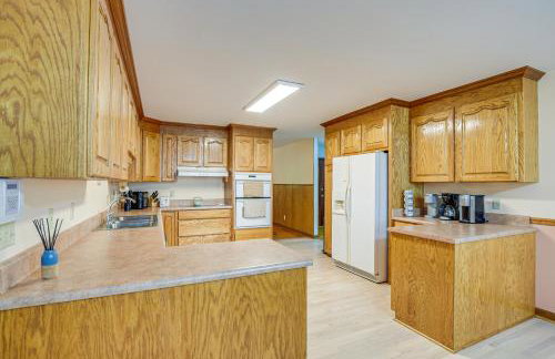 5 Mi to Lake Robinson: WFH-Friendly Home w/ Pool - Photo 6