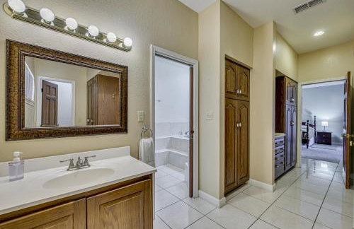 Pool and Game Room Waterfront Harlingen Home - Foto 23