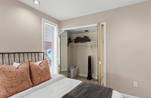 NEW! 4BR I Indoor Pool on the Bay in Boat Town USA - Foto 38