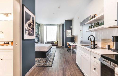 Bold and Bright Stay with Cher & Etta James Flair - Foto 12