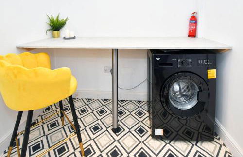 Elm House by YourStays - Lovely home in Cheshire, quiet residential street - Photo 23