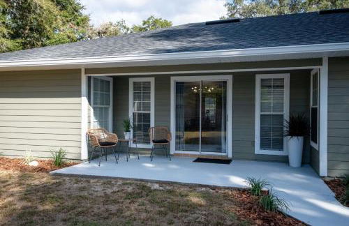 The Recharge - Springs , Tesla & EV Station , Pets - Foto 18