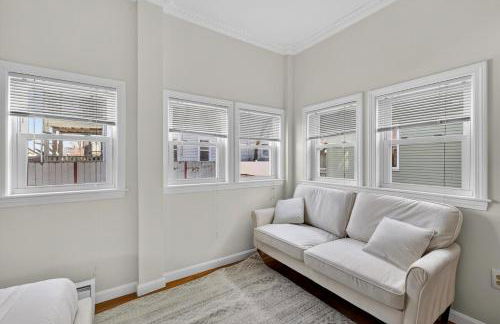 Spacious 2Br home in Malden with AC & heat - Photo 15