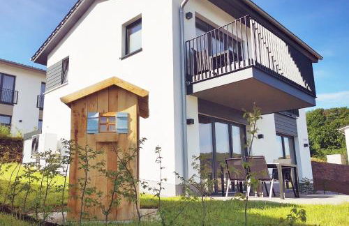FerienHAUS Marta am Diemelsee im Sauerland mit eigener Sauna, Garten, Terrasse, Balkon und Blick auf den See - Foto 1