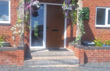 Luxurious 3 bedroom house now with FULL FIBRE INTERNET Shangri la in village of Alfrick with driveway parking for 3 cars in an area of outstanding natural beauty, superb walking,close to Worcester, Malvern showground, theatre, Malvern hills, dogs welcome - Photo 2