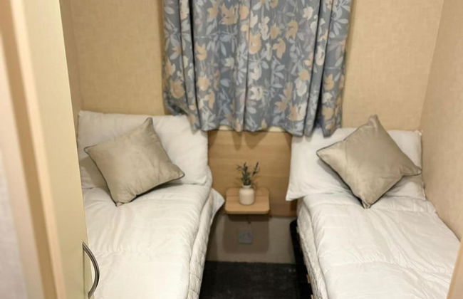 3 Bedroom Caravan - Sleeps 8 - Parking, Wifi, Pool - Photo 4