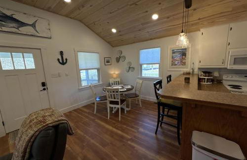 Coastal home with private separate guest house, gas grill and close to local beach - Foto 13