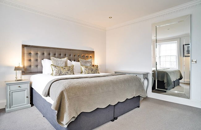 JOIVY Luxury George Street Apartments: Castle Suite - Photo 2