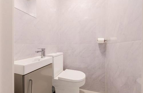 Immense Bright 5BR House near Kensington Olympia - Photo 62