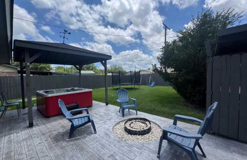 Stunning 4BR 2BA Hot Tub Cozy Holiday Home in Plano - Photo 36