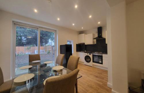 4 Bedroom House - Free Parking, Great access to London, Herts, Essex - Photo 2