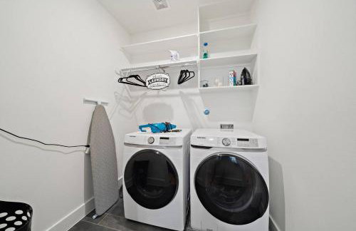 Black House - Downtown Elegance with HotTub and King Beds - Photo 34