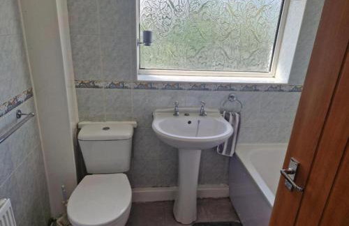 Family-Friendly Detached House Near Leeds and Bradford with Garden - Foto 27