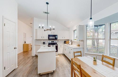 Beautiful dog-friendly home with fireplace, large yard, hammock, W/D, and AC - Foto 12