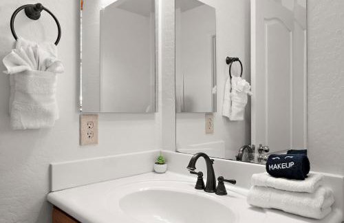 Serenity Splash Upscale Stay Pool Game Lounge - Foto 24