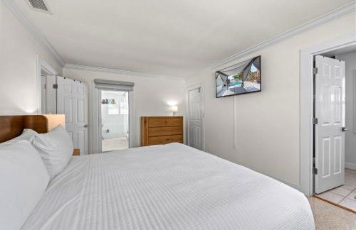 Siesta Key Waterfront Oasis - Heated Pool, Dock, Walk to Village & Beach - Photo 26