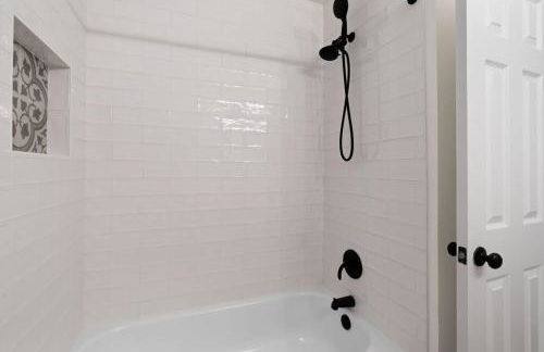 Charming & Bright W Lounging Pool and Hot Tub - Photo 76