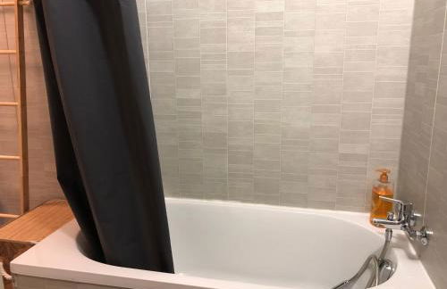 Les alpages - lit queen size - centre station - Foto 11