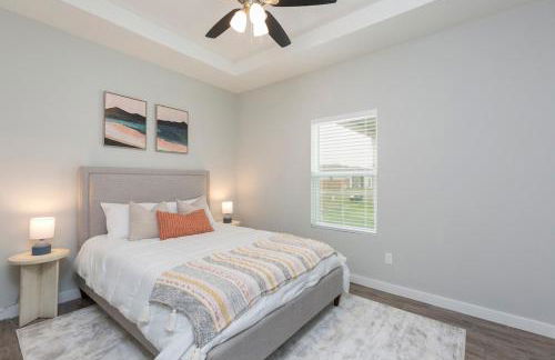 La Querencia on Zinnia w Fast Wifi & Workspace - Photo 12