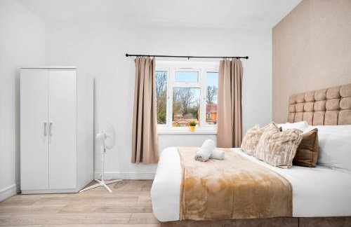 Stylish Five Bedroom House - Parking - Terrace - Fast Wi-Fi 974P - Foto 8