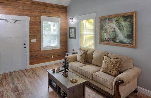 Quaint Cottage with Private Pool-Walk to Everything - Foto 13