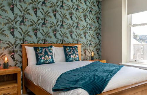 Central comfort and explore nearby cafes - Photo 1