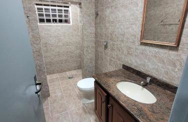 Casa com dois quartos,dois banheiros,sendo um, uma suíte,sala de estar cozinha e garagem - Foto 24