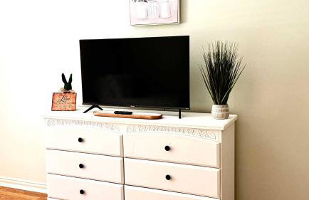 Stylish 4BR Retreat in Cypress - King Bed -Fireplace -Outdoor Patio - TVs in 4 Rooms - Foto 27