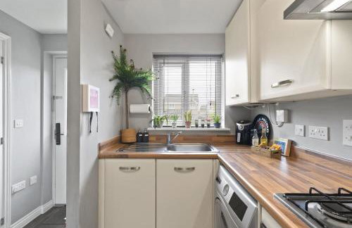 Stylish Home with Private Parking & Garden - Foto 16